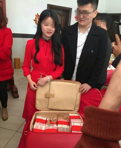 Sốc với vali 11 tỷ đồng trong lễ ăn hỏi của 
