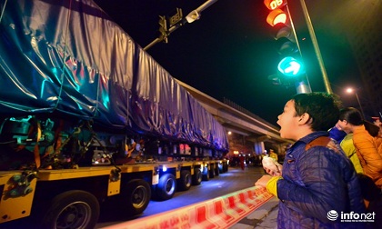 Người dân thức trắng, đội mưa xem nâng tàu đường sắt trên cao