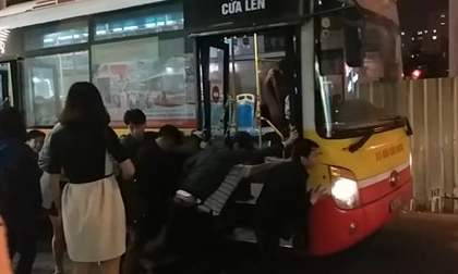 Tin nóng trưa 24/2: Chục sinh viên đẩy buýt Hà Nội chết máy