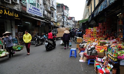 Hà Nội: 'Ma trận vỉa hè' đẩy người đi bộ xuống lòng đường