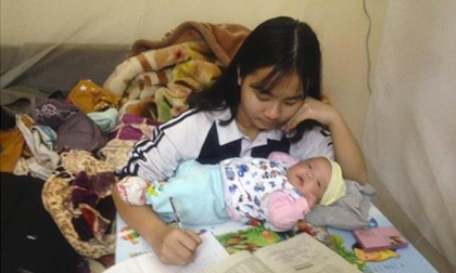 Sự thật phía sau bức ảnh nữ sinh vừa học bài vừa trông trẻ gây tranh cãi mạng xã hội