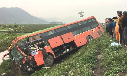 Tai nạn liên hoàn, xe khách chở 20 người lật nghiêng bên đường
