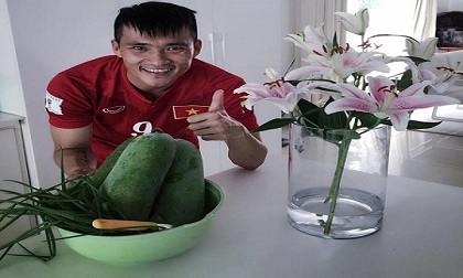 Đội nhà thắng, Công Vinh vào bếp nấu cơm nịnh vợ