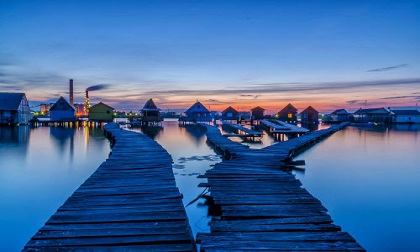 Bí ẩn ngôi làng nổi hẻo lánh, đẹp như tranh ở Hungary