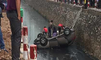 Hà Nội: Ô tô lao xuống kênh, một phụ nữ bị mắc kẹt