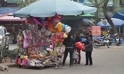 Nhiều người vẫn vô tư mua loại bóng phát nổ này, bất chấp cảnh báo