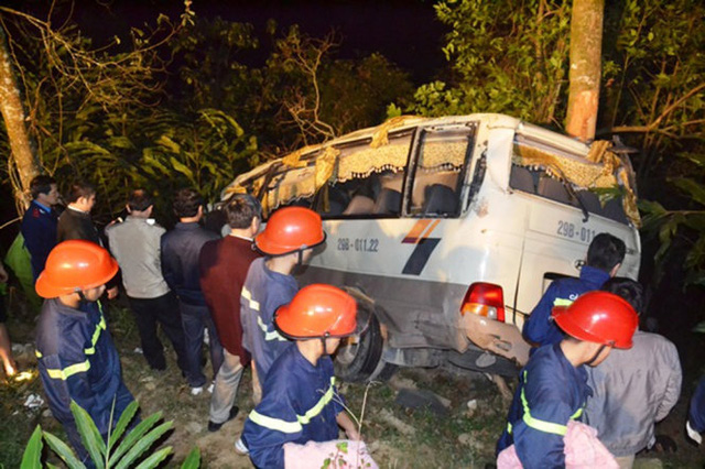Lực lượng cứu hộ tại hiện trường - Ảnh: HỒNG THẢO