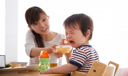 'Con mãi không lớn' do bố mẹ ép con ăn uống kiểu không giống ai, phản khoa học
