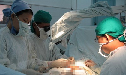 TP.HCM: Đùa giỡn với bạn, nam thanh niên bị máy cắt gạch chém vỡ tinh hoàn