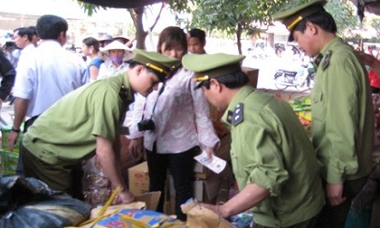 Liên tục phát hiện mỡ bốc mùi, súng nhựa, trứng gà lậu