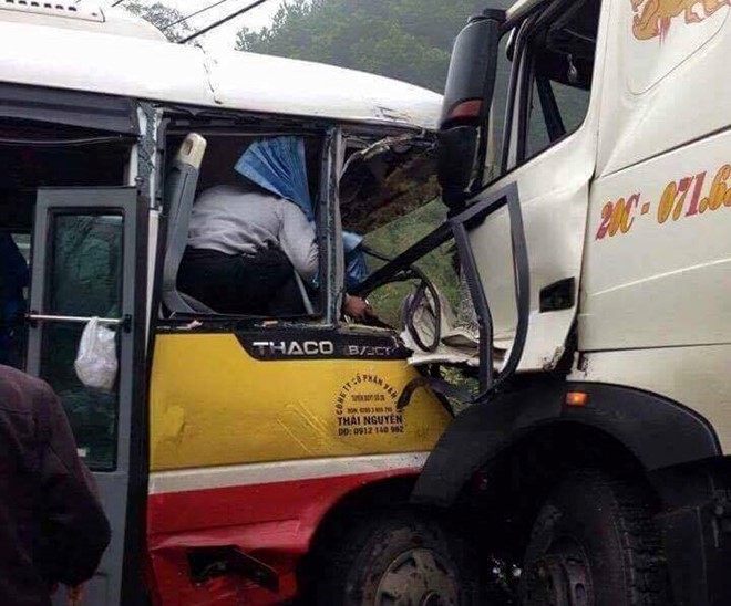 Xe buyt dam xe tai tren cao toc, mot nguoi chet hinh anh 1