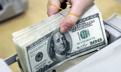 TP.HCM: Tạm giữ người mang 100 ngàn USD nghi làm giả đến ngân hàng đổi