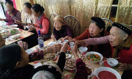 Cận ngày 8/3, bức ảnh về tình bạn của các chiến hữu cụ bà thật khiến người ta thích thú