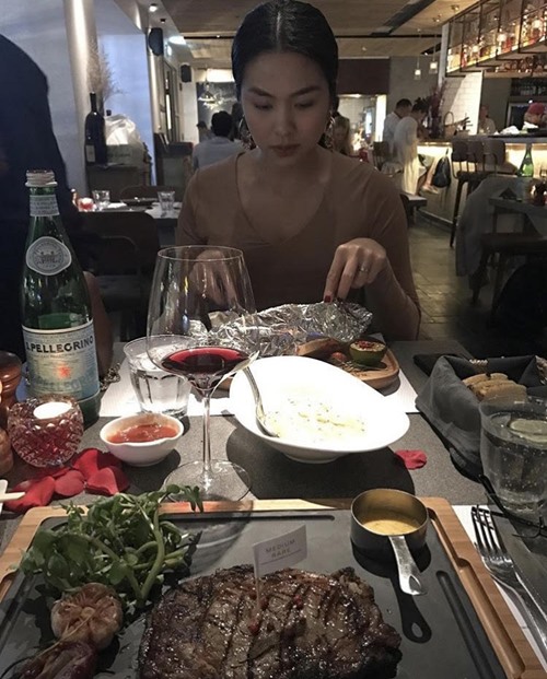 Hà Tăng khoe mặt 