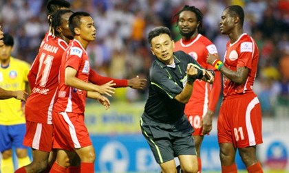 Trọng tài Champions League về V-League thổi: Coi chừng cái... alo