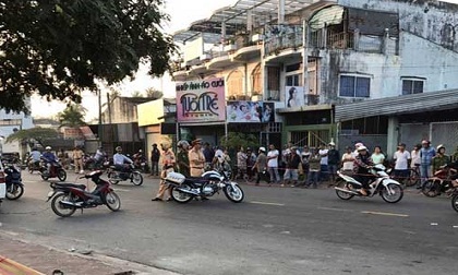 Tá hỏa phát hiện đôi nam nữ ôm nhau chết trên vỉa hè