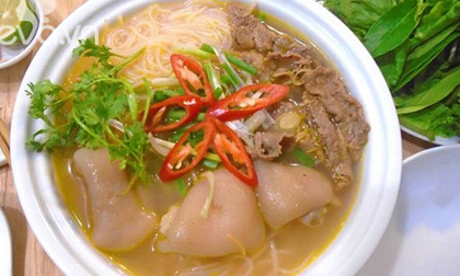 Cuối tuần rảnh rỗi làm bún móng giò thịt bò đãi cả nhà