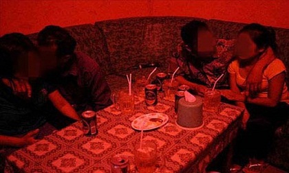 Đang hát karaoke, mò sang xâm hại bé 8 tuổi con chủ nhà