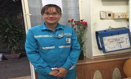 Nữ nhân viên sân bay trả lại 150 triệu cho khách bỏ quên
