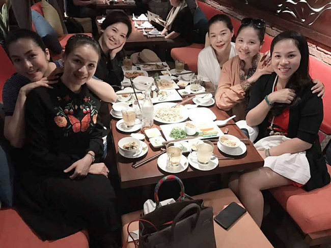Sát ngày sinh, đi ăn cùng bạn, Tăng Thanh Hà vẫn cố che bụng bầu - Ảnh 2.