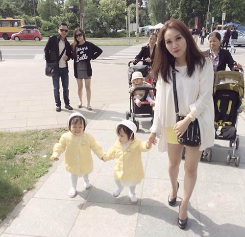 khong tham gia showbiz, 3 me don than van noi tieng vi “dep mon con mat” va gioi kiem tien - 8
