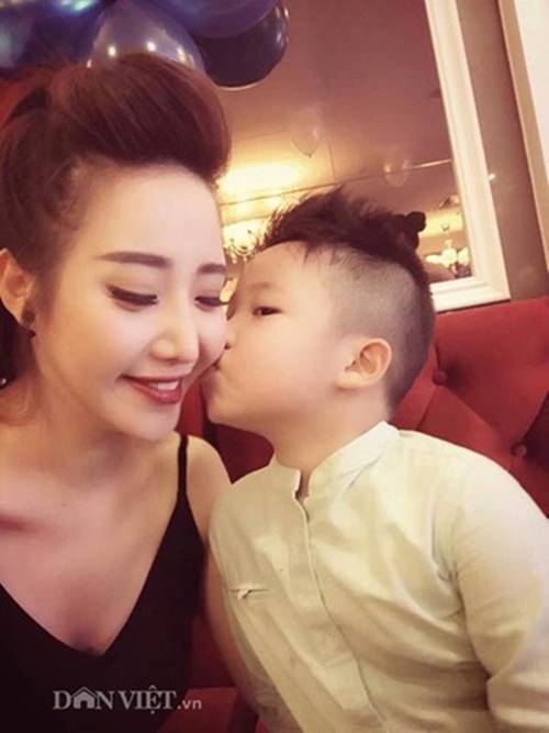 khong tham gia showbiz, 3 me don than van noi tieng vi “dep mon con mat” va gioi kiem tien - 2