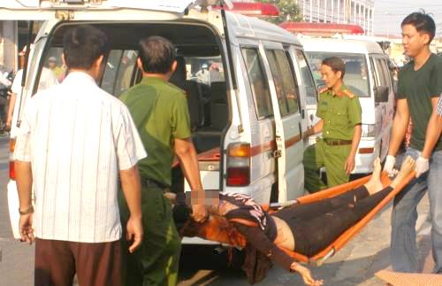tinh tiet bat ngo vu thi the doi nam nu om nhau nam guc ben duong - 1
