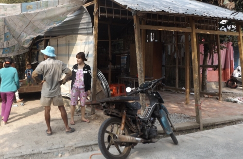tinh tiet bat ngo vu thi the doi nam nu om nhau nam guc ben duong - 3