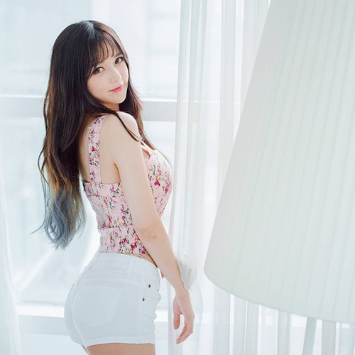 Hot girl đẹp nhất xứ Hàn có đối thủ mới đẹp như 