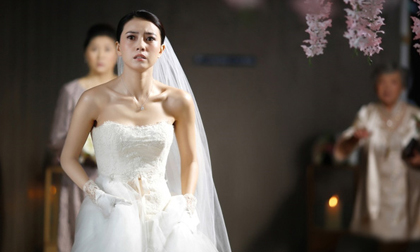 Cô dâu “hóa đá” vì bị 'cướp trắng' chú rể ngay trong lễ cưới linh đình