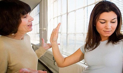Mẹ chồng hứa cho tôi căn nhà để ém nhẹm chuyện ngoại tình