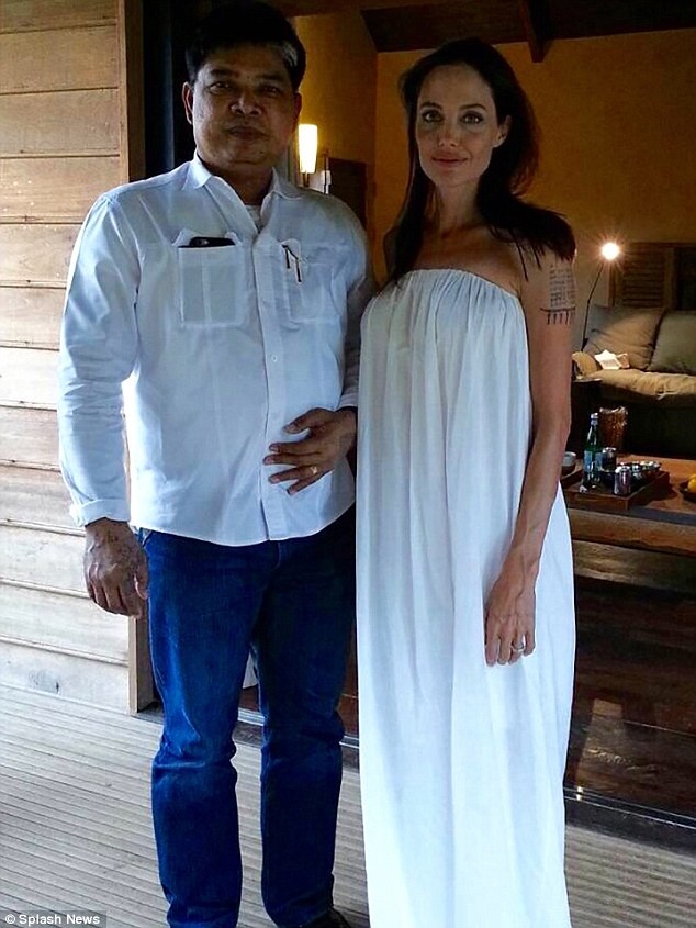 Jolie từng đi xăm bùa để 'giữ chân' Brad Pitt