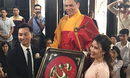 MC Thành Trung làm lễ hằng thuận trên chùa cùng vợ 9x