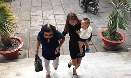 Phi Thanh Vân ôm con 5 tiếng tại tòa án, chồng vẫn không đến giải quyết ly hôn