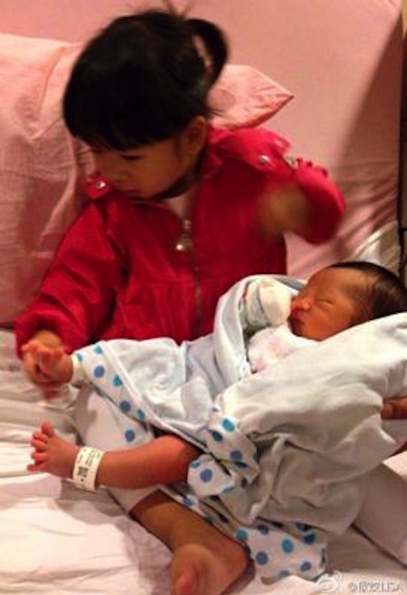 nguong mo 2 ong bo dong con nhat showbiz nhung cham con cuc kheo, it ai bang - 10