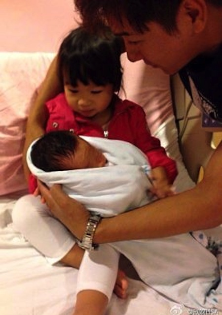 nguong mo 2 ong bo dong con nhat showbiz nhung cham con cuc kheo, it ai bang - 11
