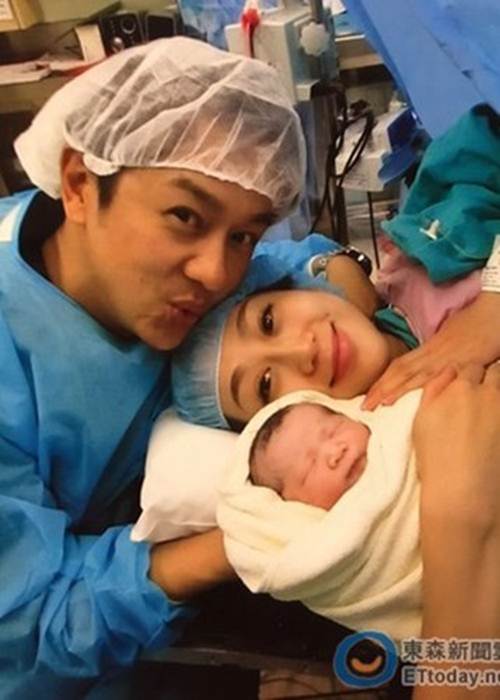 nguong mo 2 ong bo dong con nhat showbiz nhung cham con cuc kheo, it ai bang - 12