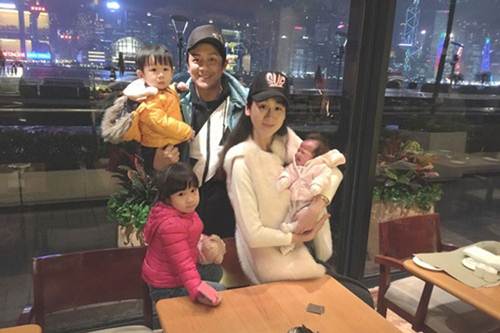 nguong mo 2 ong bo dong con nhat showbiz nhung cham con cuc kheo, it ai bang - 14