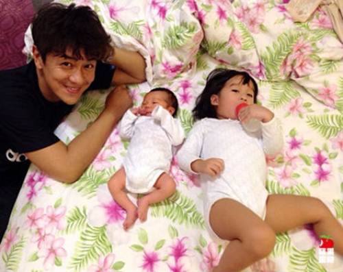 nguong mo 2 ong bo dong con nhat showbiz nhung cham con cuc kheo, it ai bang - 13