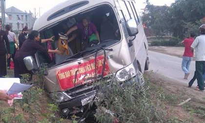 Đấu đầu xe chở khách, 2 thanh niên nguy kịch