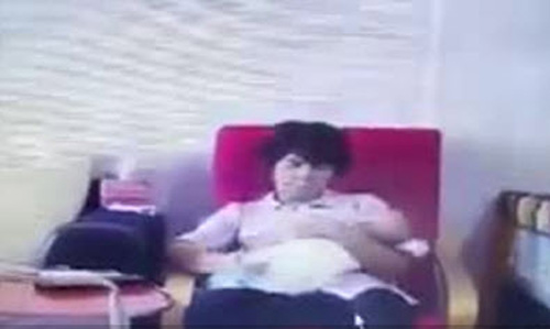 ba me o cu thue giup viec trong con, soc nang khi xem lai camera giam sat - 1