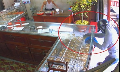 Bi hài kẻ cướp tiệm vàng đòi “trả lại não”