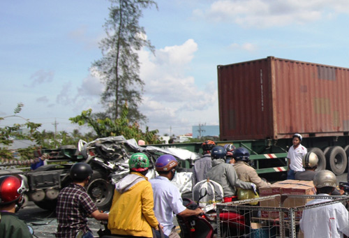 Xe đi đám cưới bị vò nát trên cầu, 2 người tử vong - 1
