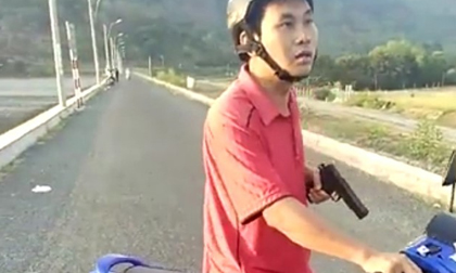 Phó phòng nông nghiệp dùng súng nhựa dọa người dân
