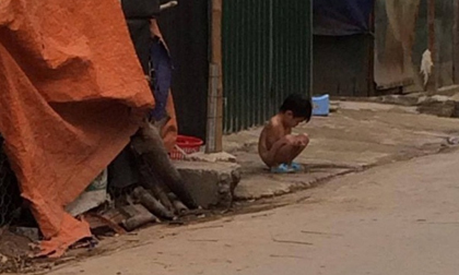 Hà Nội: Bé gái 3 tuổi bị mẹ cởi hết quần áo, bắt đứng ngoài trời mưa lạnh