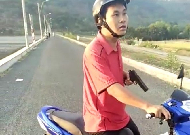 Pho phong nong nghiep dung sung nhua doa nguoi dan hinh anh 1