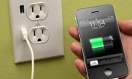Dùng iPhone đang sạc pin trong nhà tắm, chàng trai nhận cái kết bi thảm