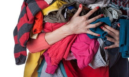 Cách khử mùi ẩm mốc trên quần áo để luôn thơm tho dù trời nồm ẩm ướt