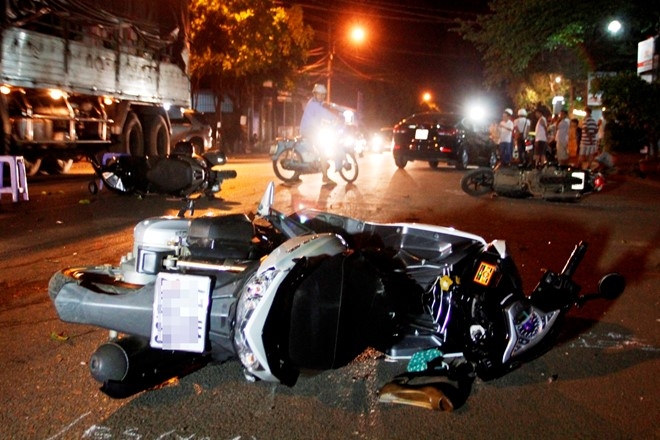 Oto tong lien hoan 3 xe may, 8 nguoi bi thuong hinh anh 1