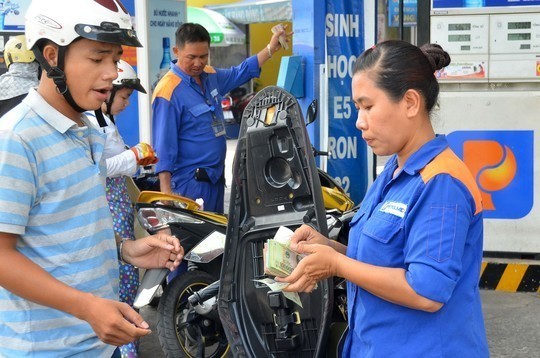 Gia xang giam lan thu 2, muc giam gap 10 lan ky truoc hinh anh 1